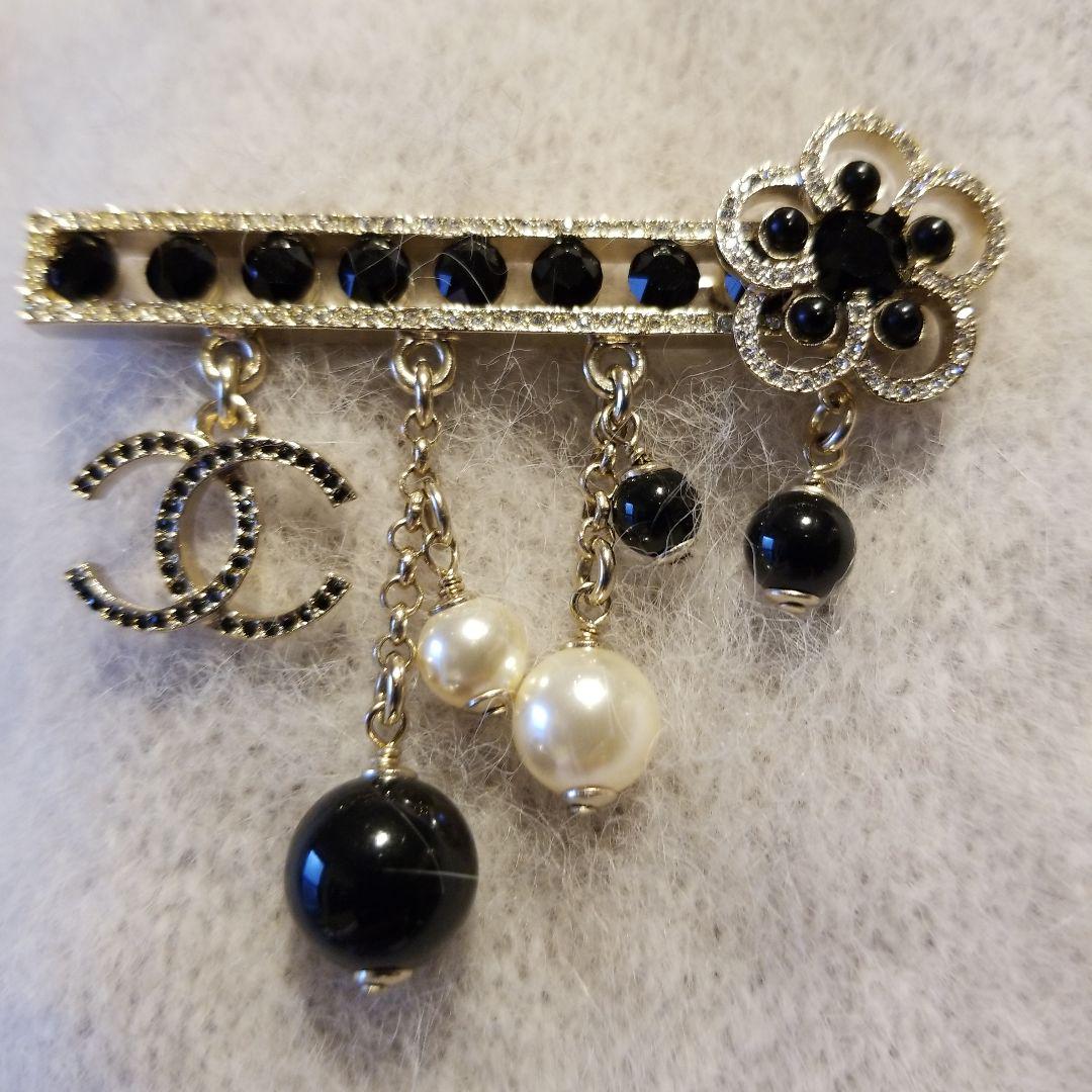 CHANEL brooch with black and white pearls