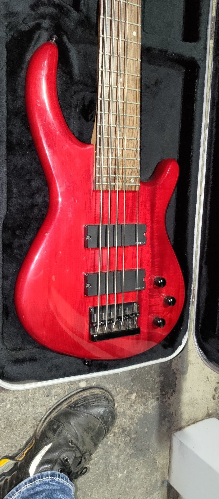 Dean Edge Q6 6-string bass guitar