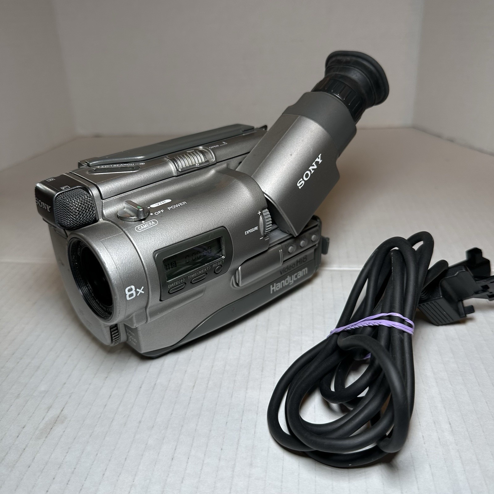 Sony CCD-TR200 Handycam Video Recorder Camcorder Hi8 8x Optical Zoom Silver