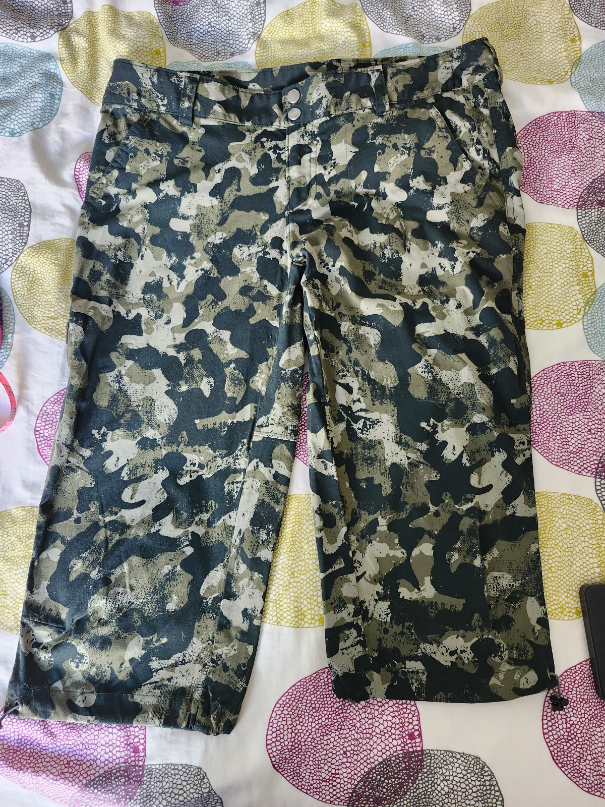Columbia omni shade camouflage capri 12 NWOT
