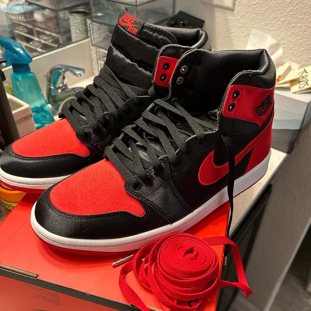 NEW Wmns Air Jordan 1 Retro Hi OG Satin Bred NEW WITH CARRYING BAG