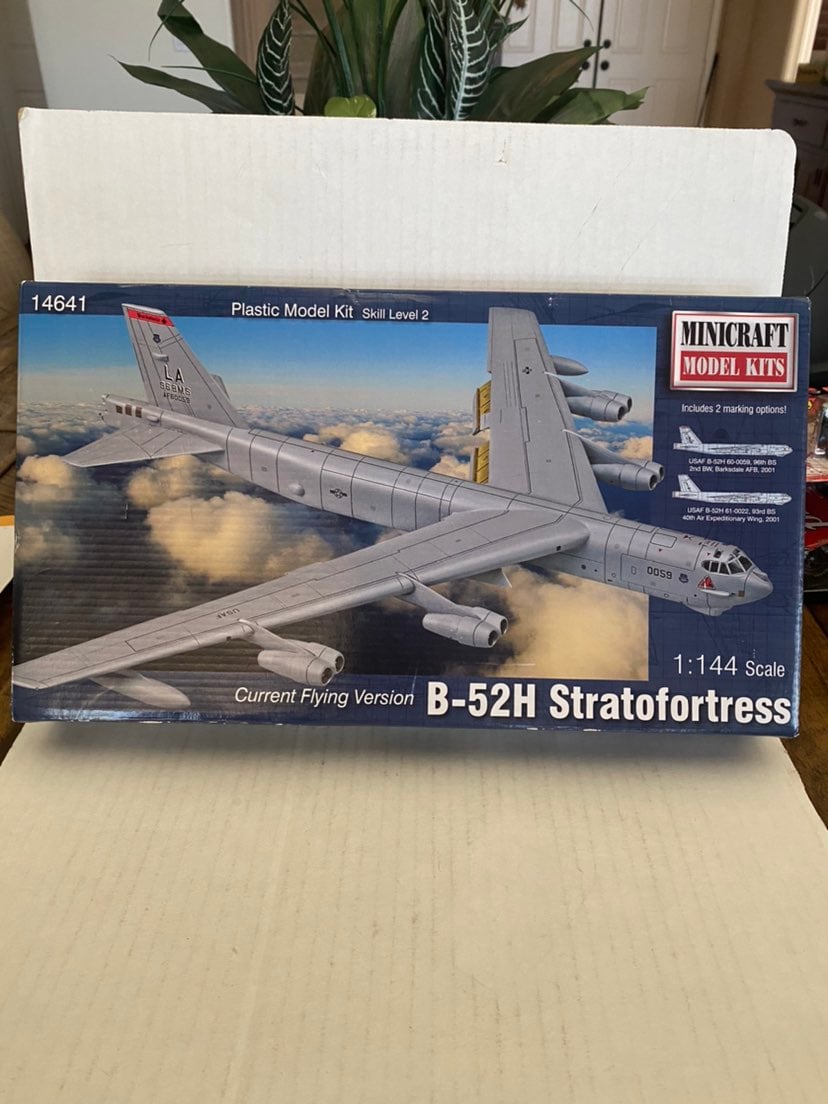 Minicraft B-52H Stratofortress Current Flying Version 1/144