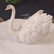 Lladro White Swan #6175 Handmade porcelain figurine from Spain