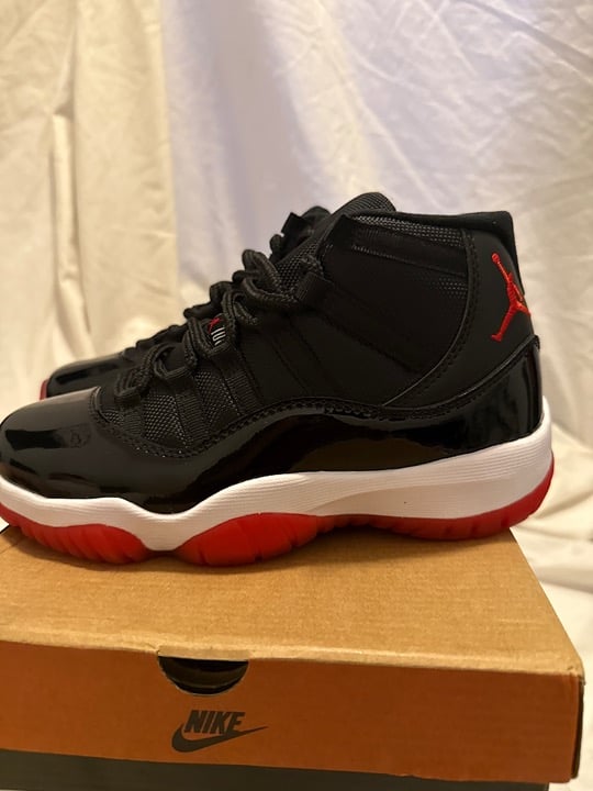 Air Jordan 11 bred