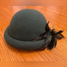 Janyth Roy 1950s Vintage Wool Felt Emerald Green Rolled Bowler Feather Half Hat