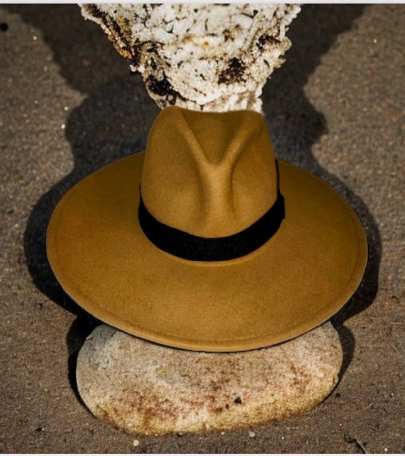 Men, wide brim hat.