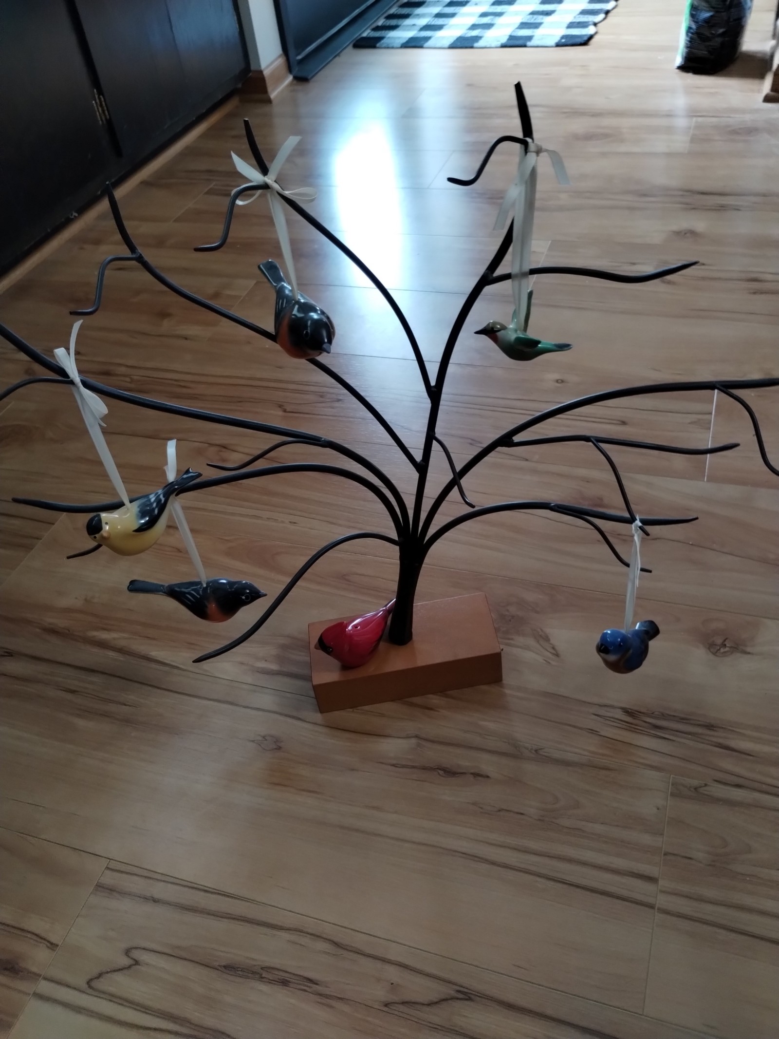 Longaberger wrought iron tree with 6 accompanying Longaberger birds