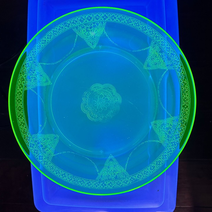 Lot of 4 Federal Uranium Green Depression Glass Georgian Lovebirds 9.5 Plates
