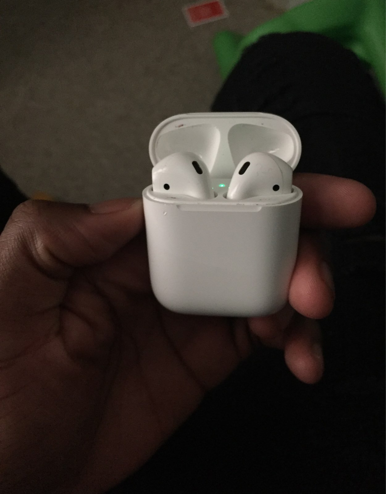 Apple AirPods with Charging Case (1st Ge