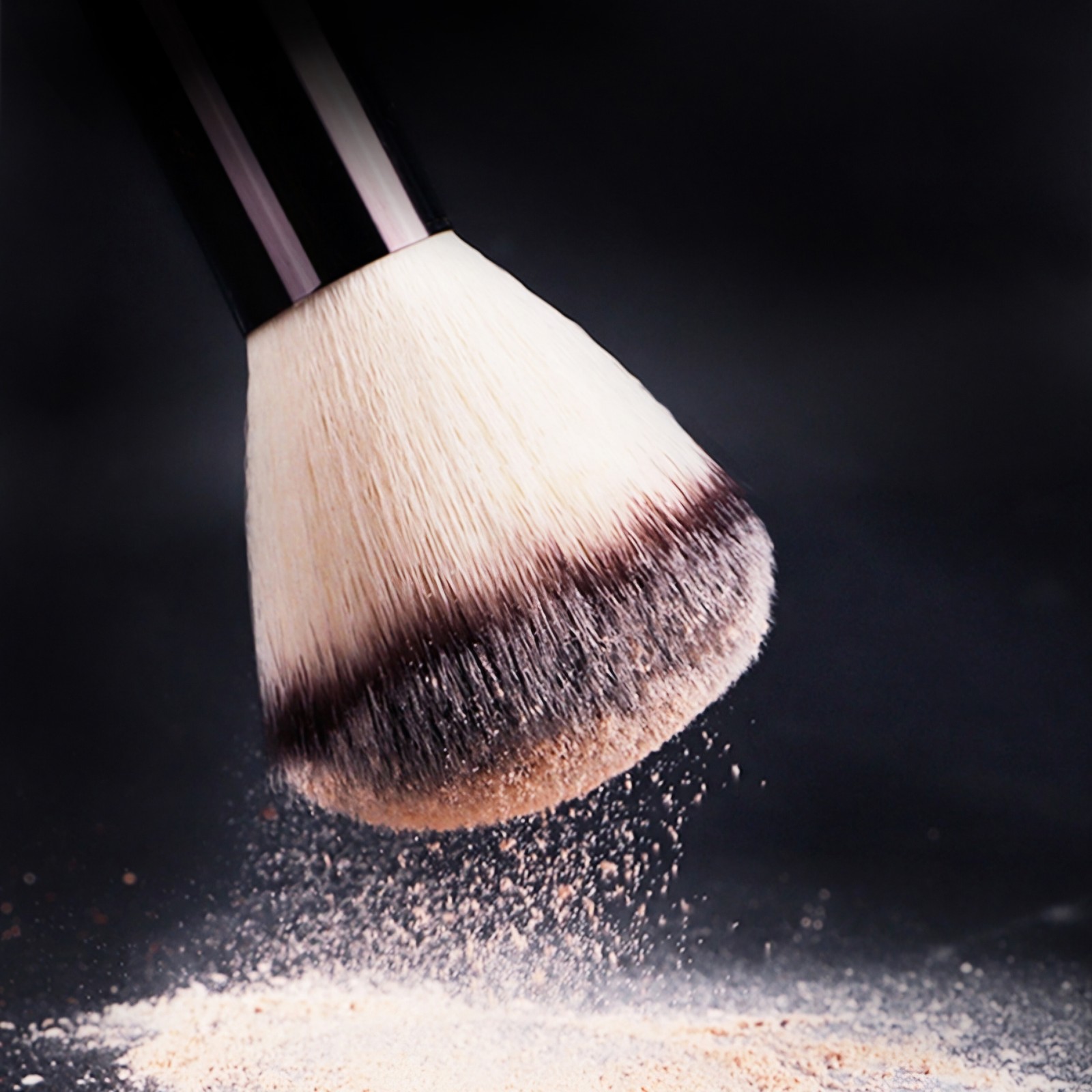 Hourglass Nº 1 Powder Brush - Makeup Brush for Loose or Pressed Powder