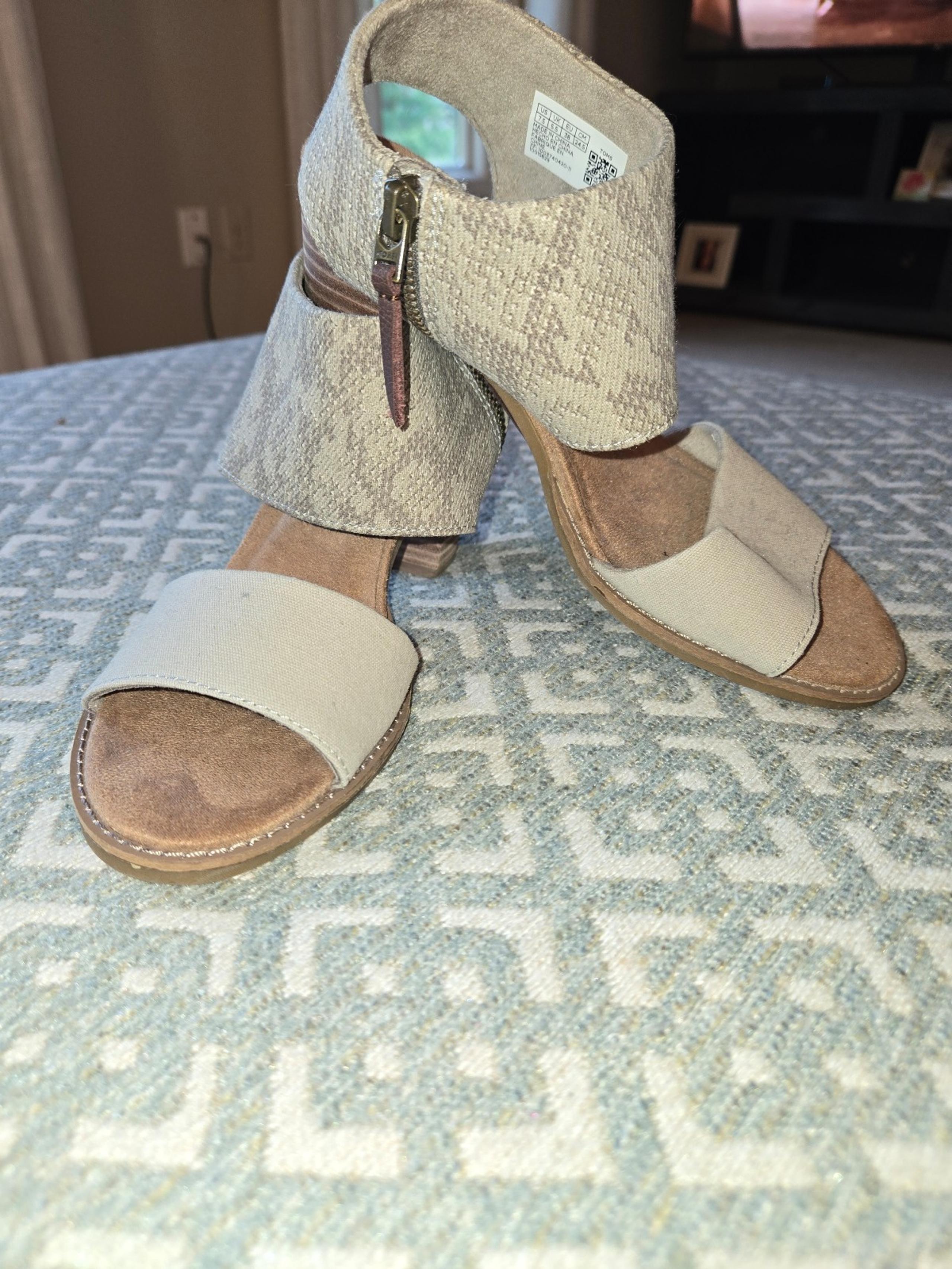 New! TOMS block heels sandals!