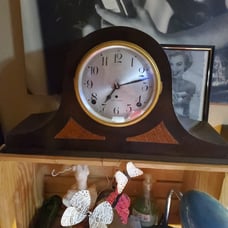 antique clock will run an keep time when setting level or postioned just right