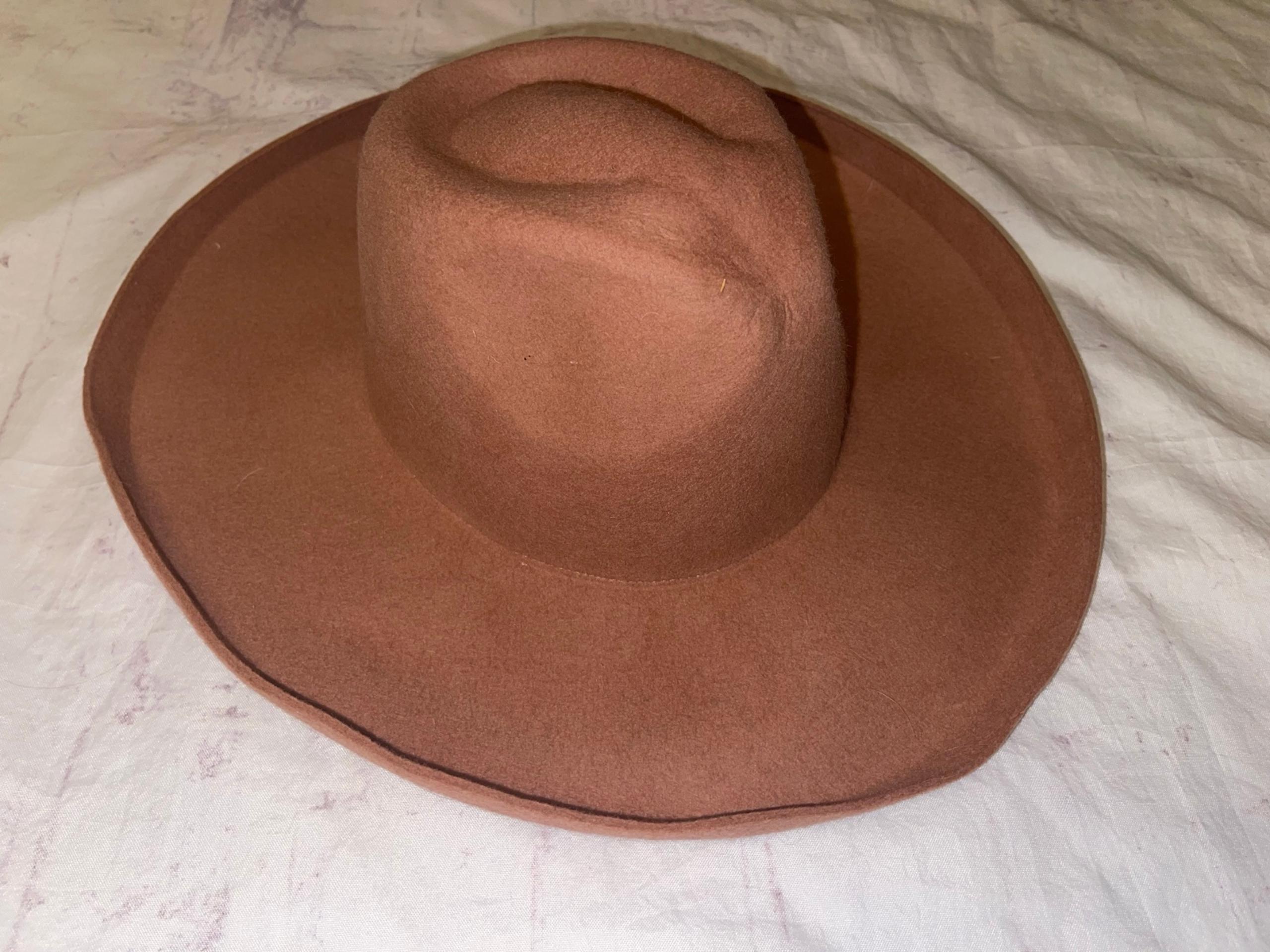 Women’s Universal Thread Adjustable Blush Hat NWT