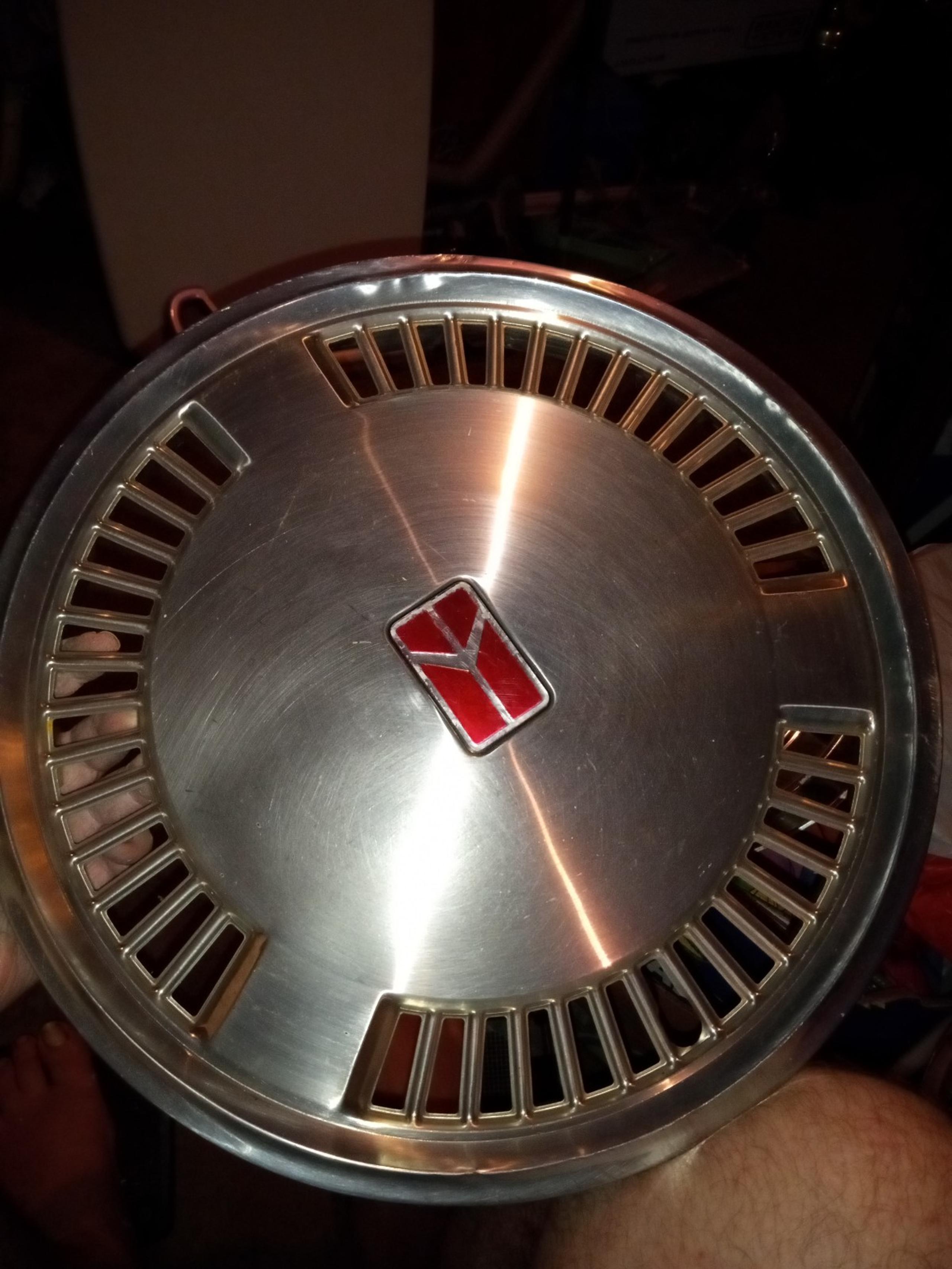 14" Oldsmobile cutlass Cierra hubcap