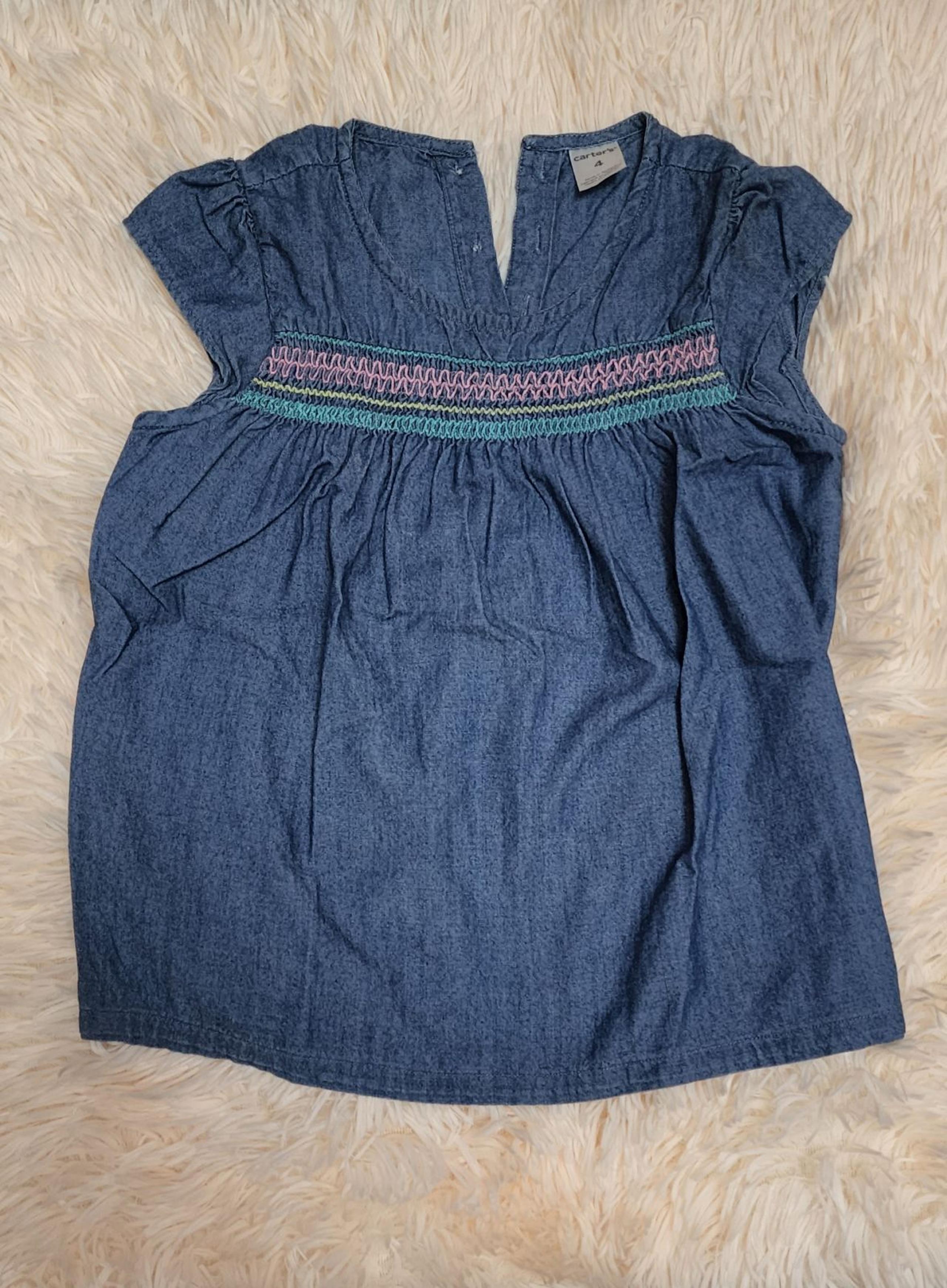 Carter's  girls toddler top 
Good used condition 
Size 4
No returns 
Feel free t