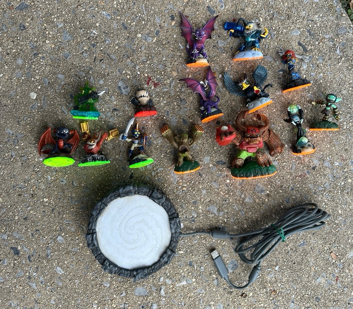 Skylanders for xbox 360 portal and 14 figures