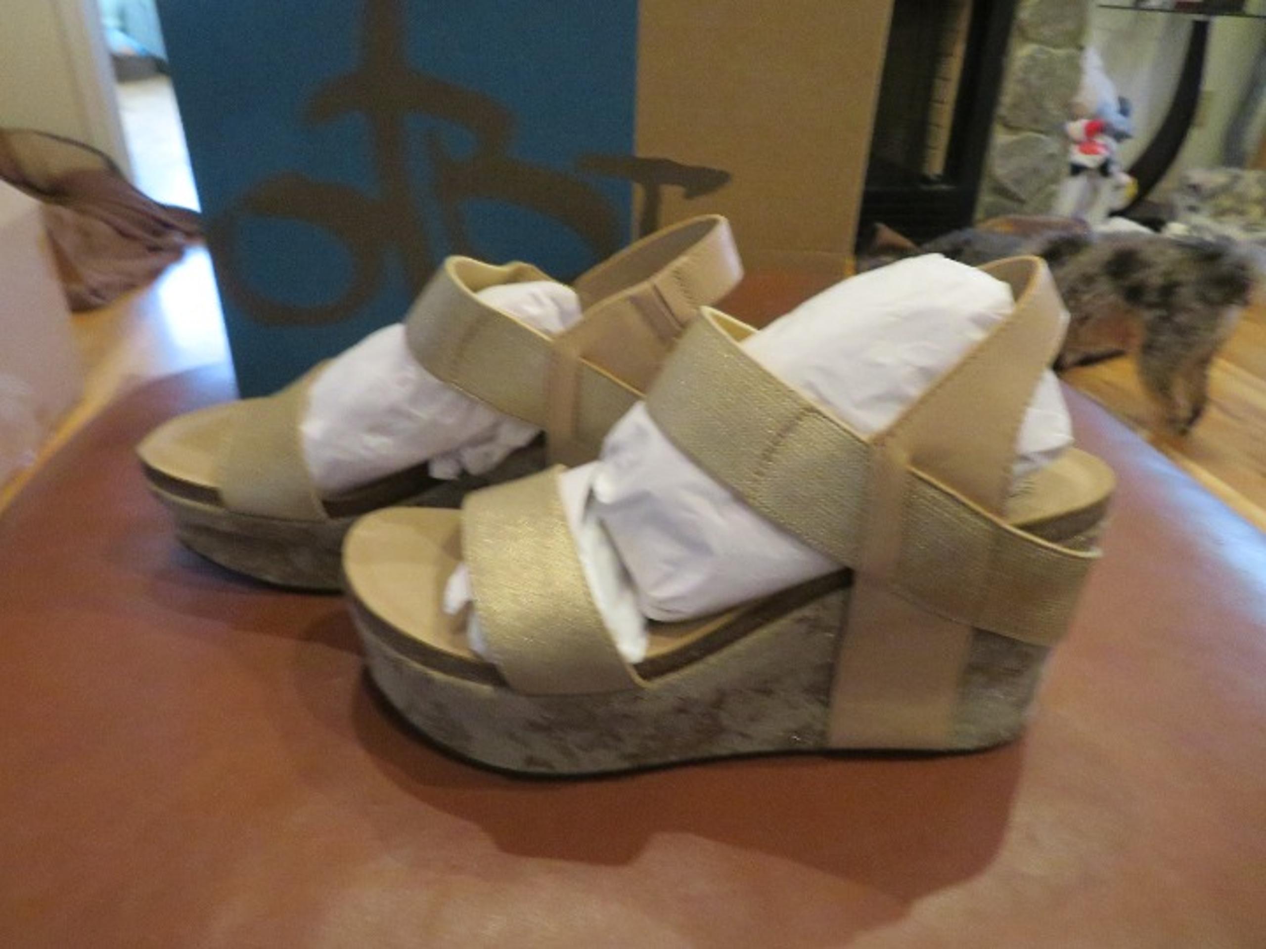 NWT Womens Otbt Heels, 10