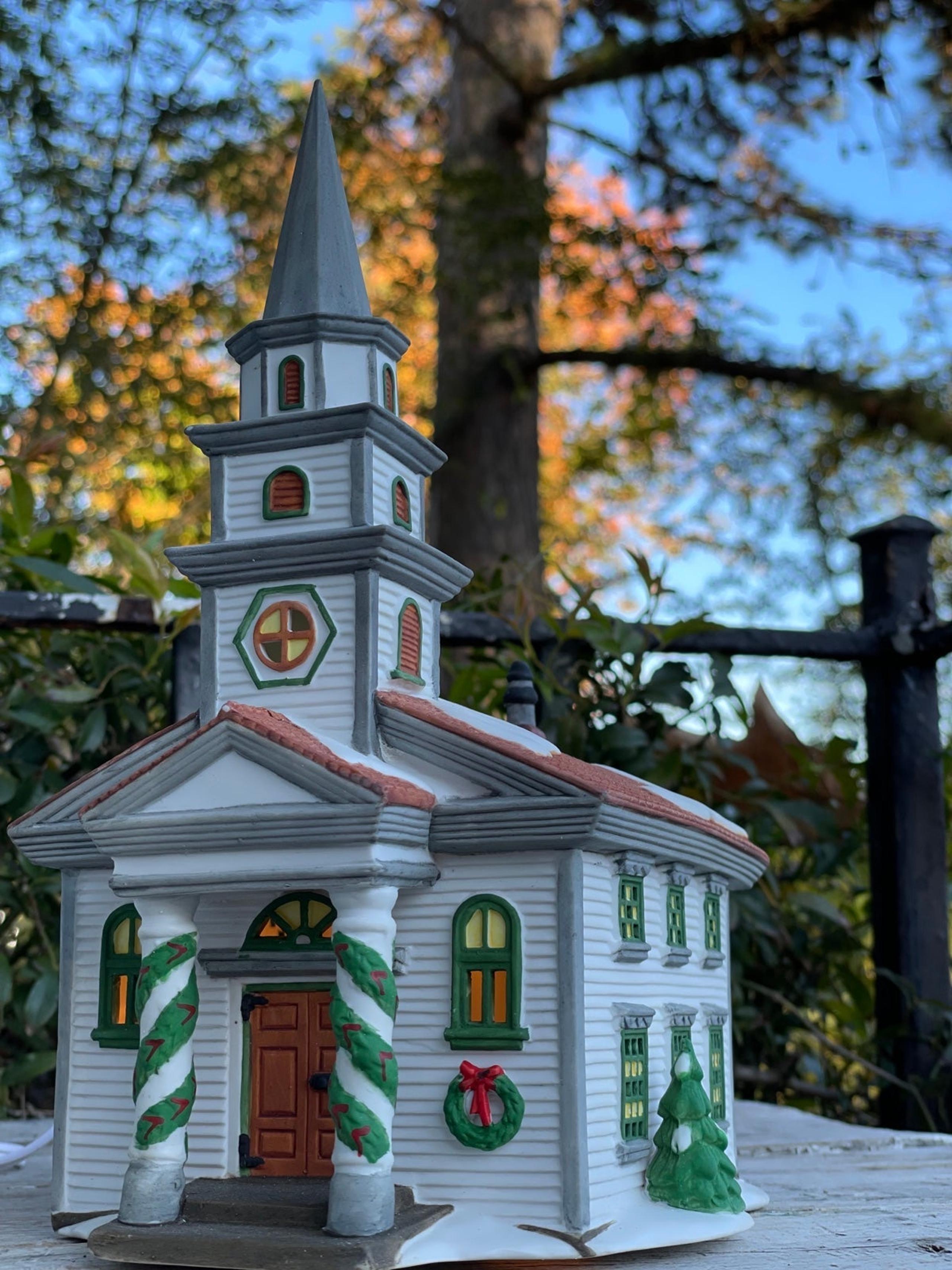 Department 56 New England Church Village holiday Christmas decor