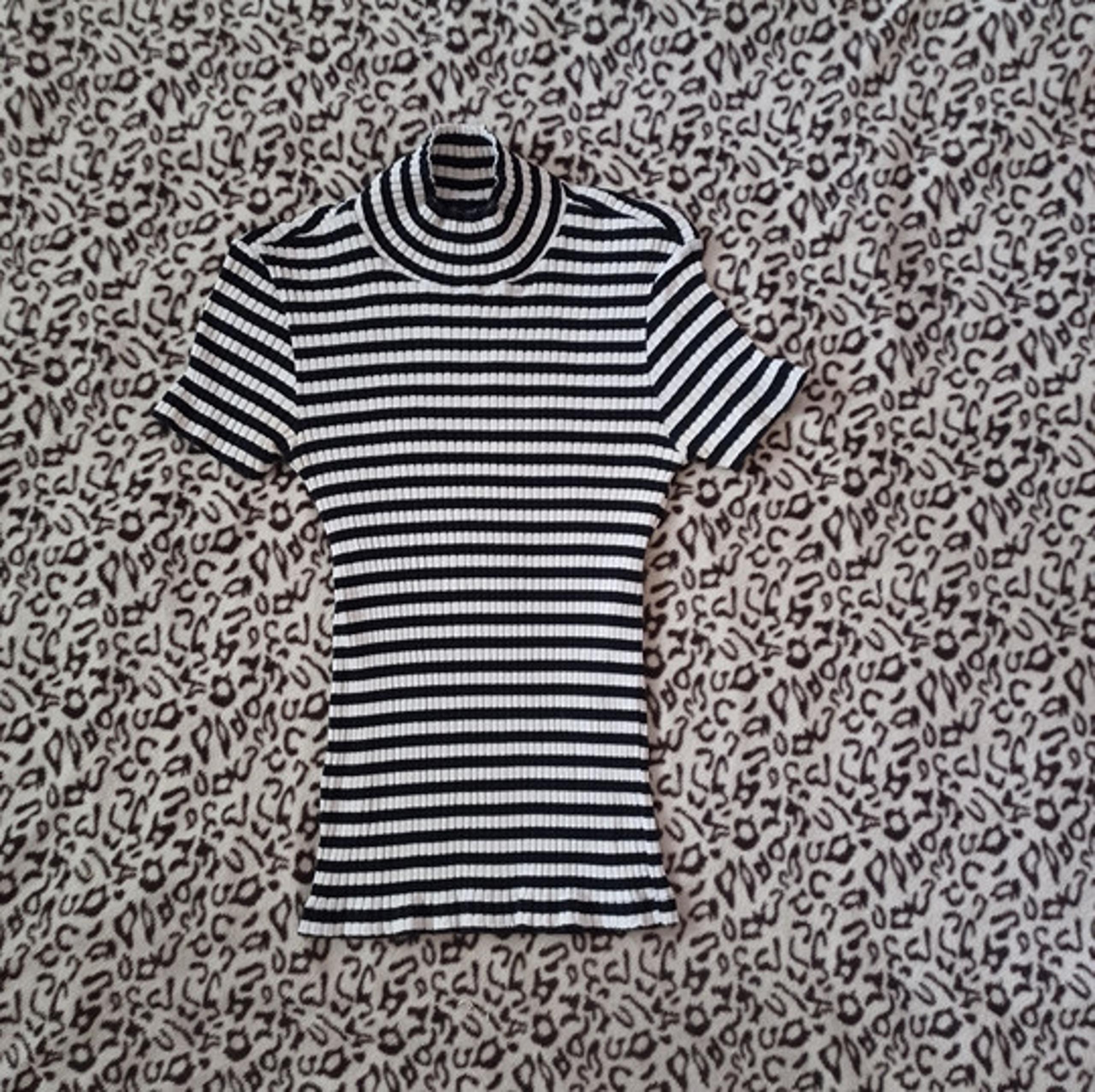 Vintage 90's "Gap" Black & White Stripe Turtle Neck