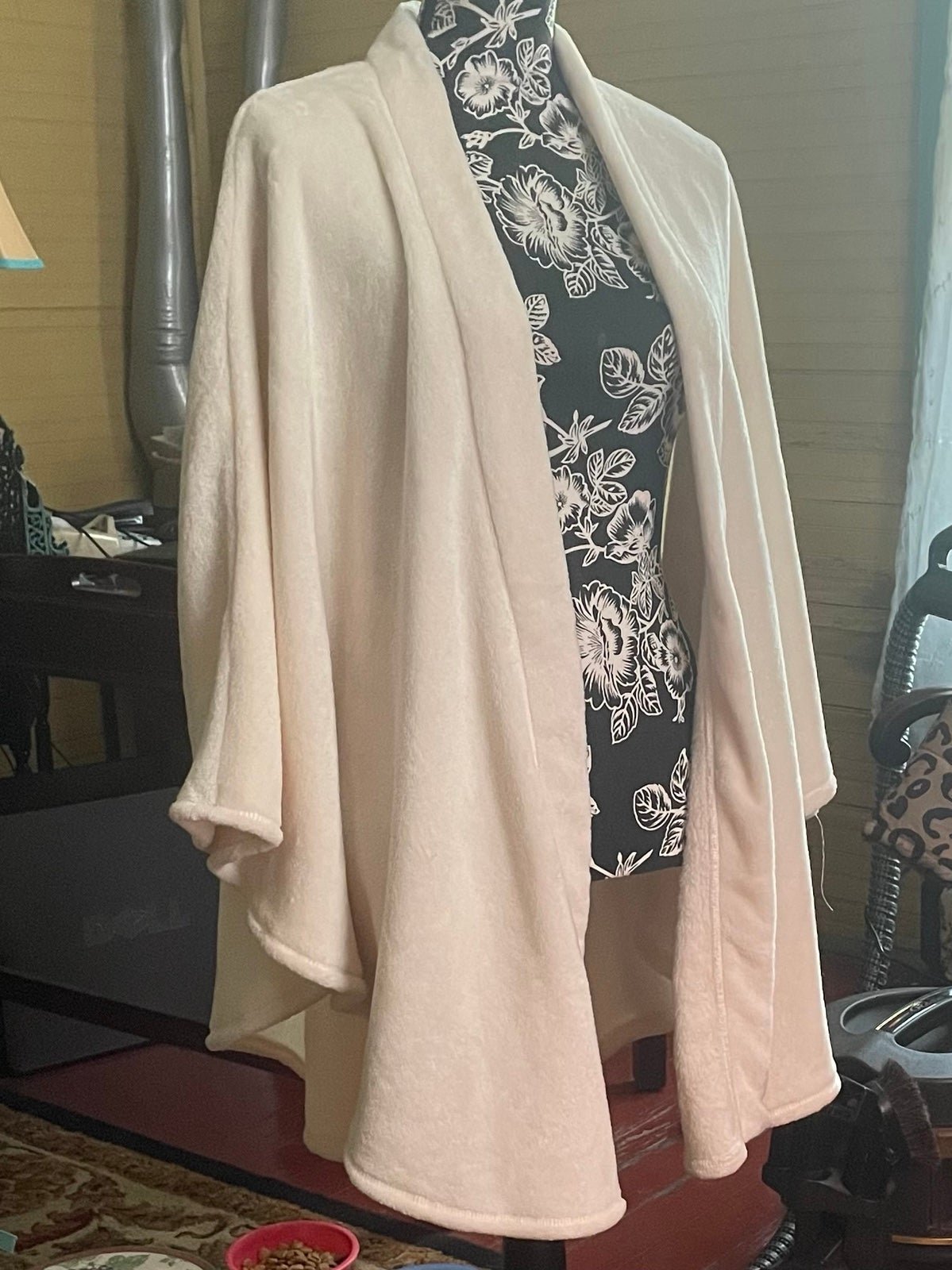 Natori Size L/XL Women’s Winter White Cape SO SOFT SO GLAM