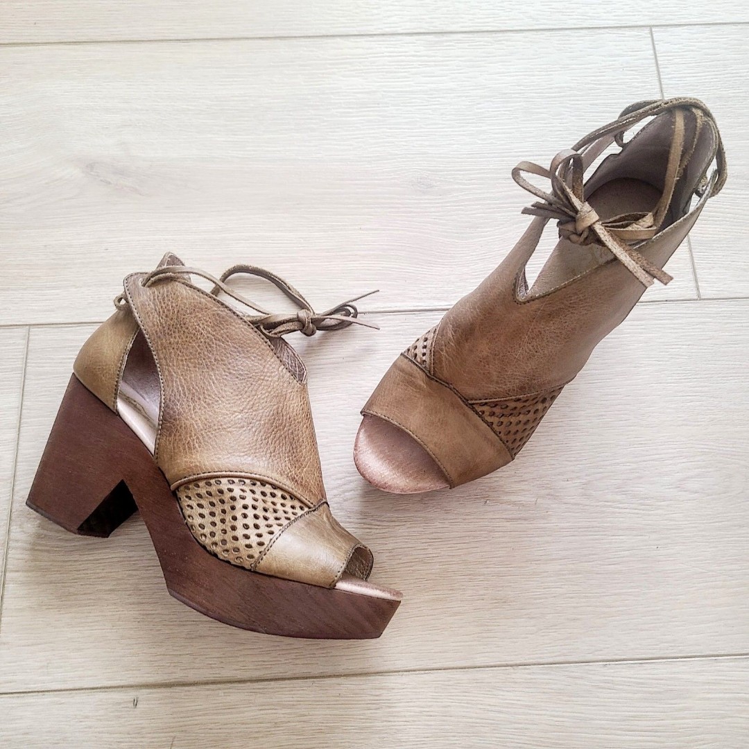 Free People Women's 38 EU 7.5 US Revolver Tan Leather Open Toe Tie Heel Clogs