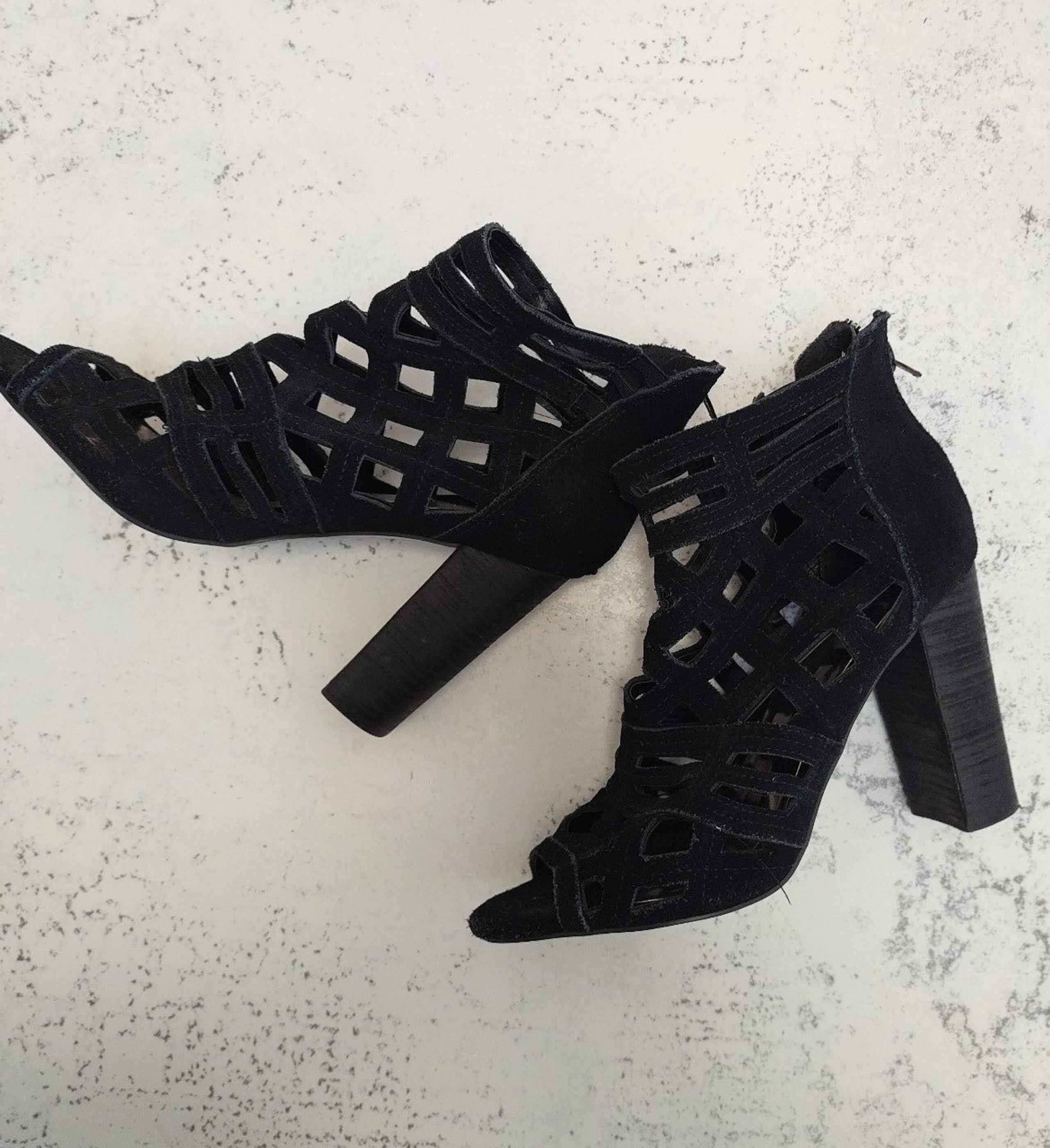 Carlos by Carlos Santana caged heels Lola size 8m