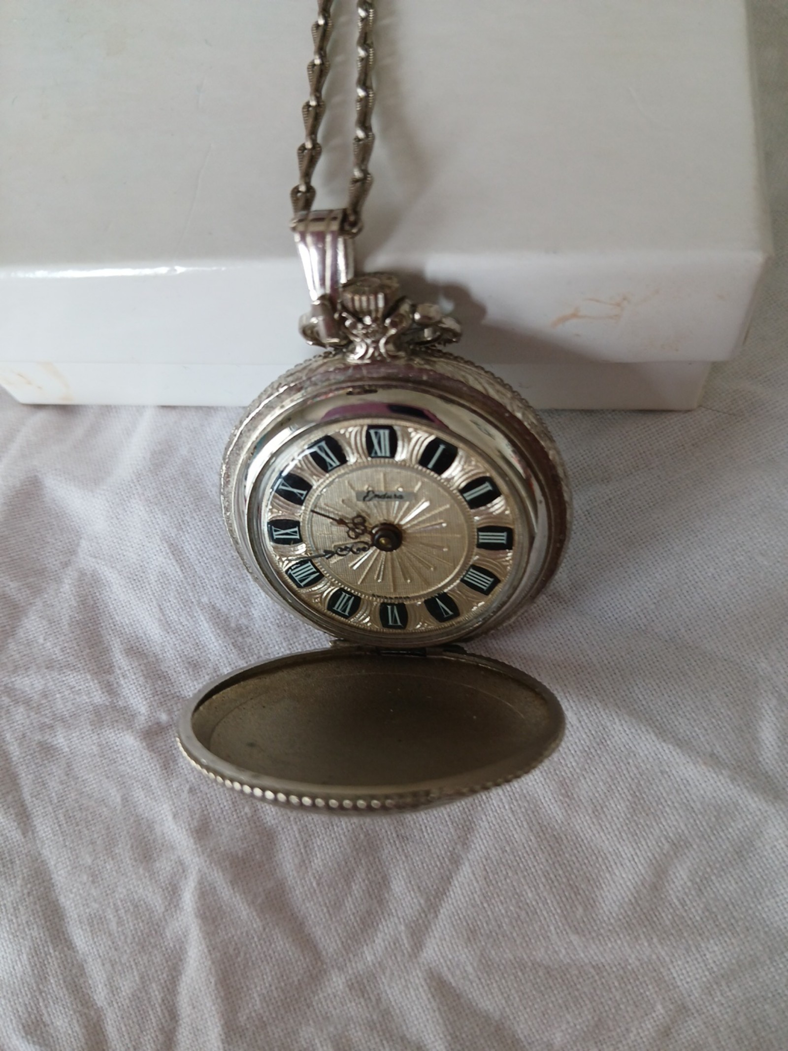Ladies Pocketwatch with Silverstone chain
