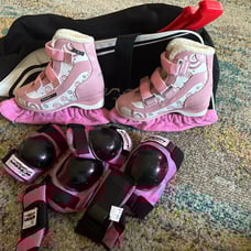 Grls Ice Skates SZ 1 (2) skate guards, knee, elbow & wrist pads & carry bag