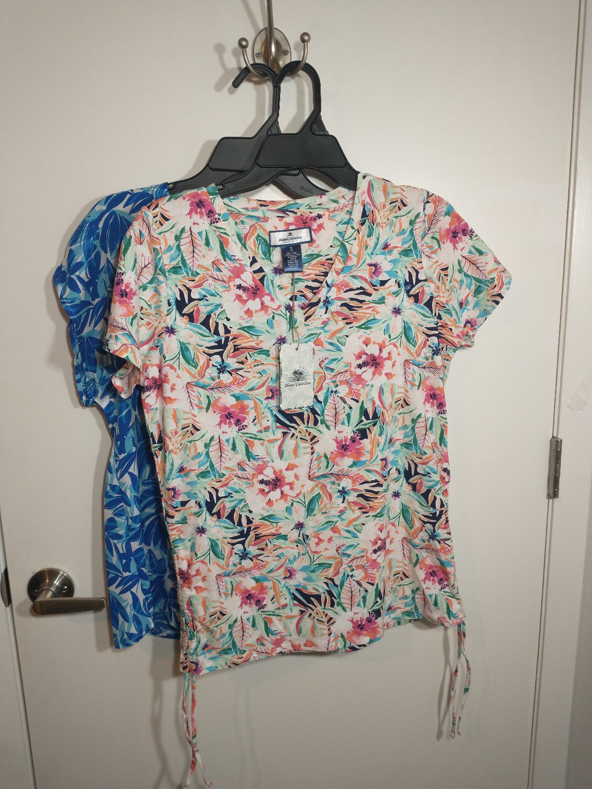 Juniper+Lime shirt, Island Collection T_Shirt,Floral V Neck Short Sleeve Size S