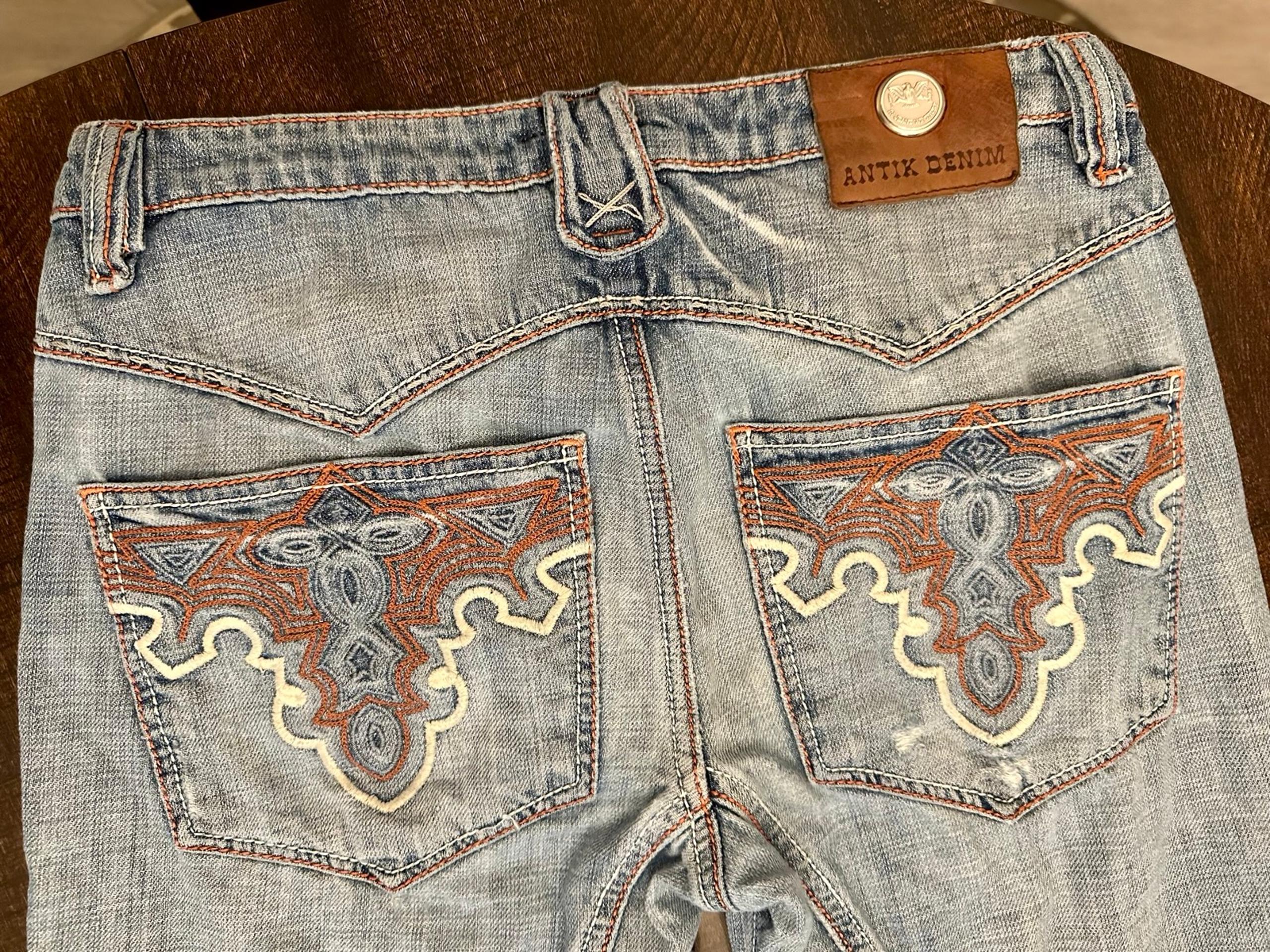 Antik Denim Men’s Jeans Size 30x32 Embroidered Back Pockets Medium Blue Wash