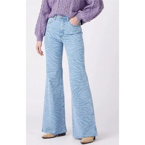 NWT Wrangler Women's Meow Laser Tiger Print Wanderer Western Flare Jeans