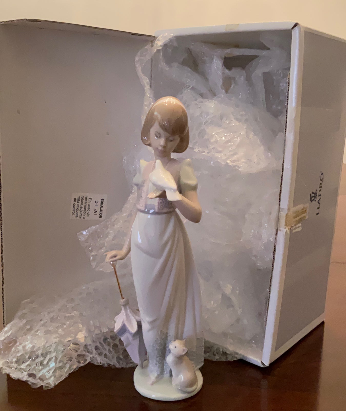 Girl with umbrella and bird lladro