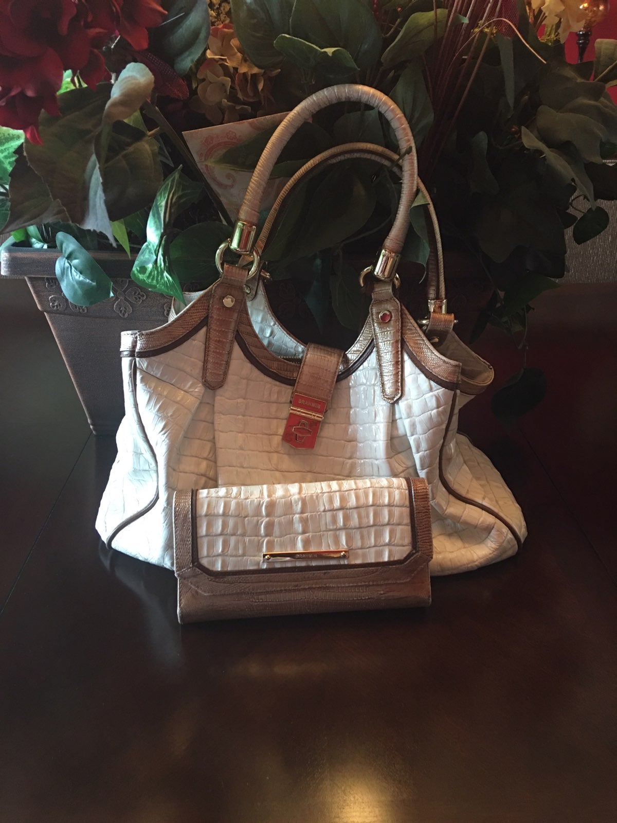 An leather brown Brahmin purse and walle