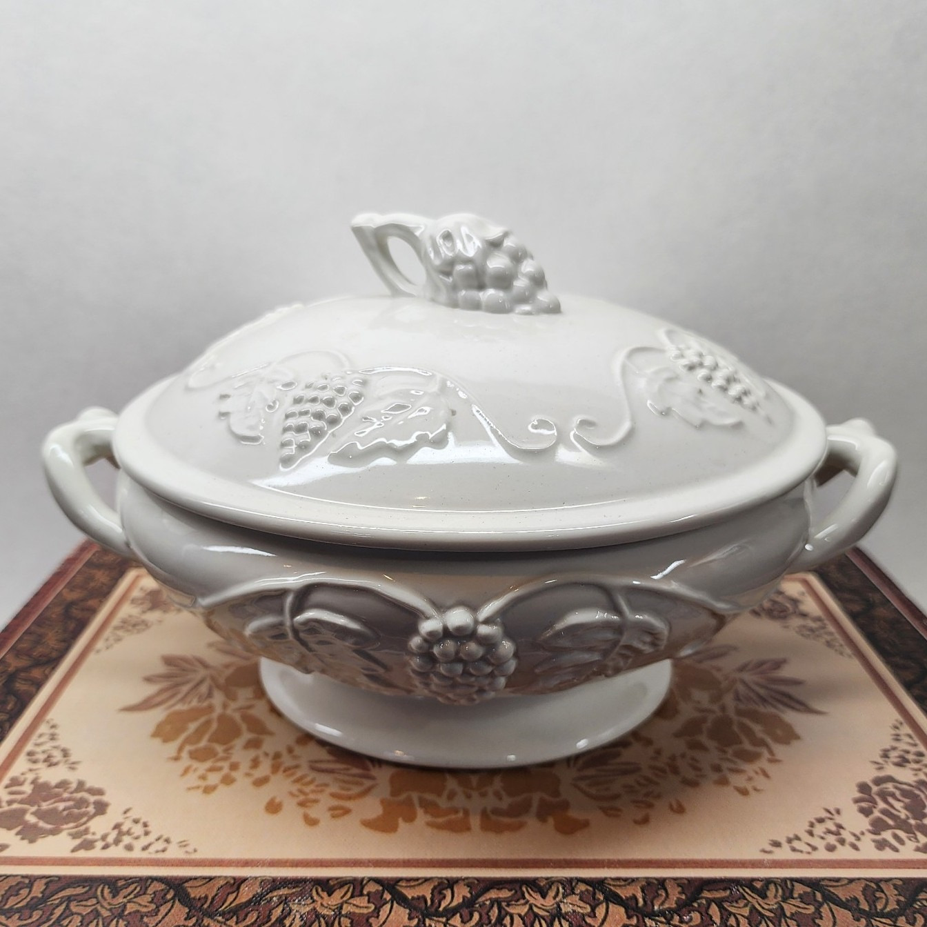 Grape Collection, Red Cliff Ironstone, 1.25 Qt Round Covered Casserole