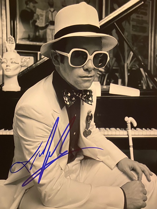 Elton John signed photo HL22092