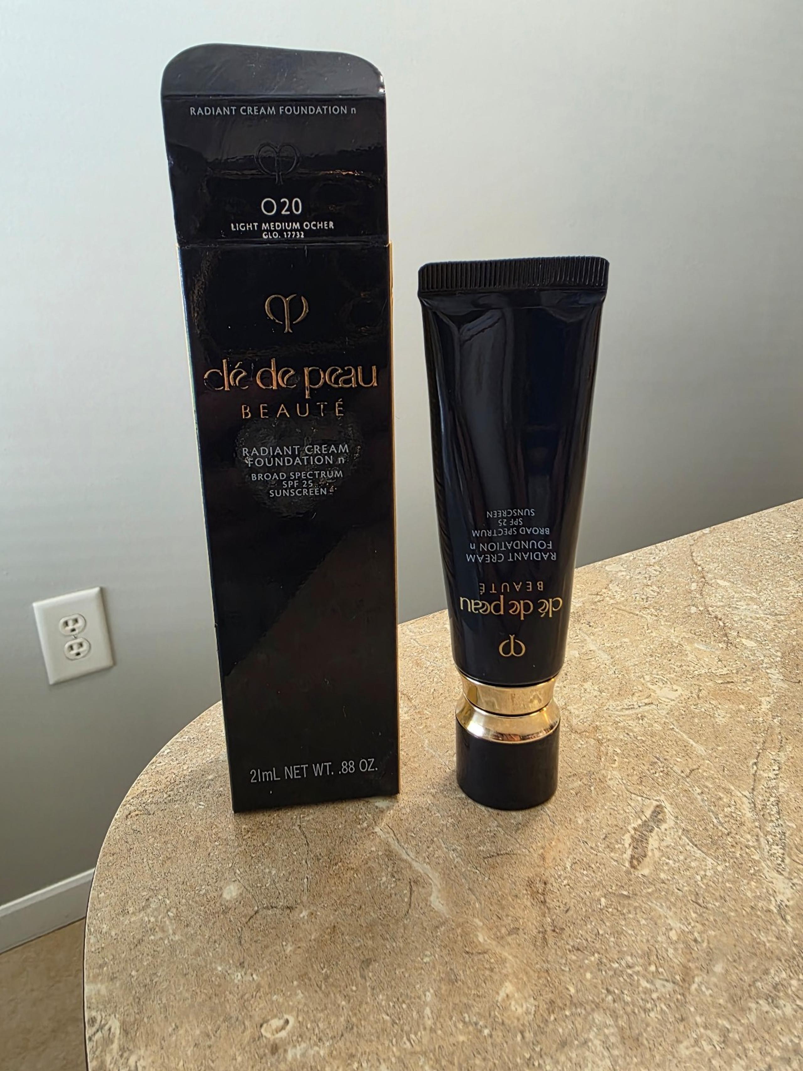 Cle de peau radiant cream foundation