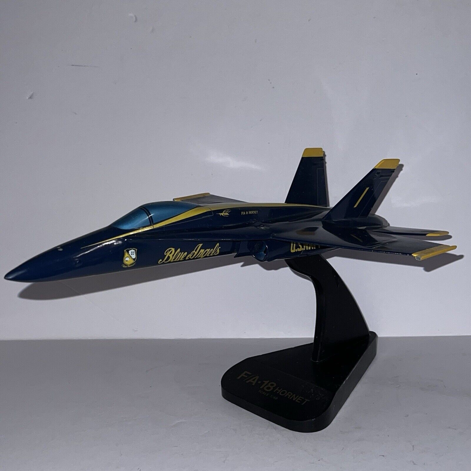 SHOWCASE AIRPLANE NAVY BLUE ANGELS F/A-18 HORNET 1/48 SCALE W BOX DESKTOP MODEL