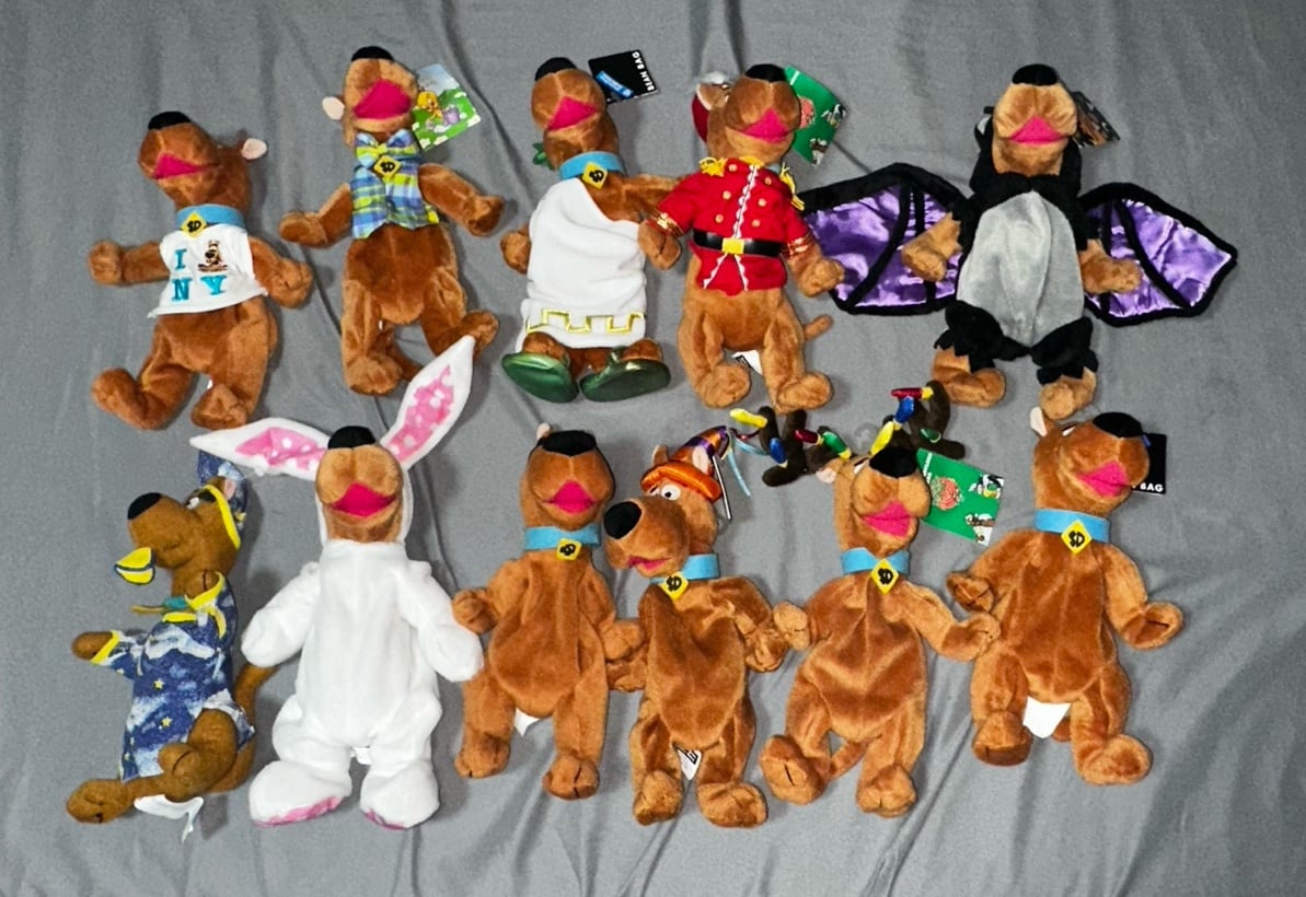 Lot of 11 Vintage Scooby Doo Beanies Collectibles