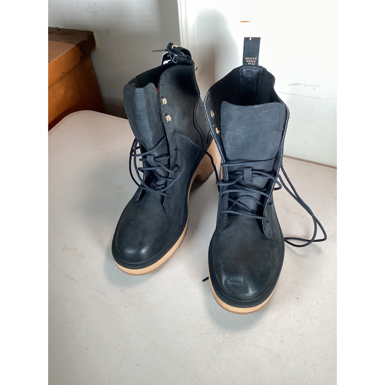 ~Sorel Women's Hi-Line Heel Lace Boots sz 9 new