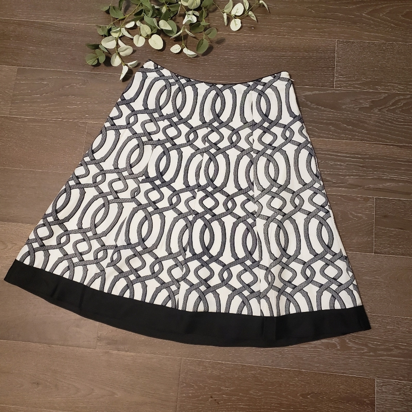 100% Silk White House Black Market WHBM Skirt Size 2