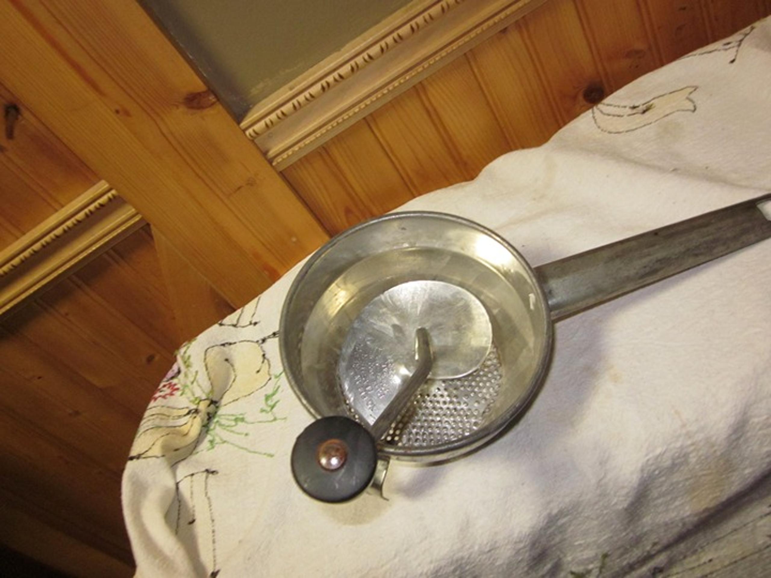vtg foley masher rare 5.5 in handheld great for all uses sits right in bowl