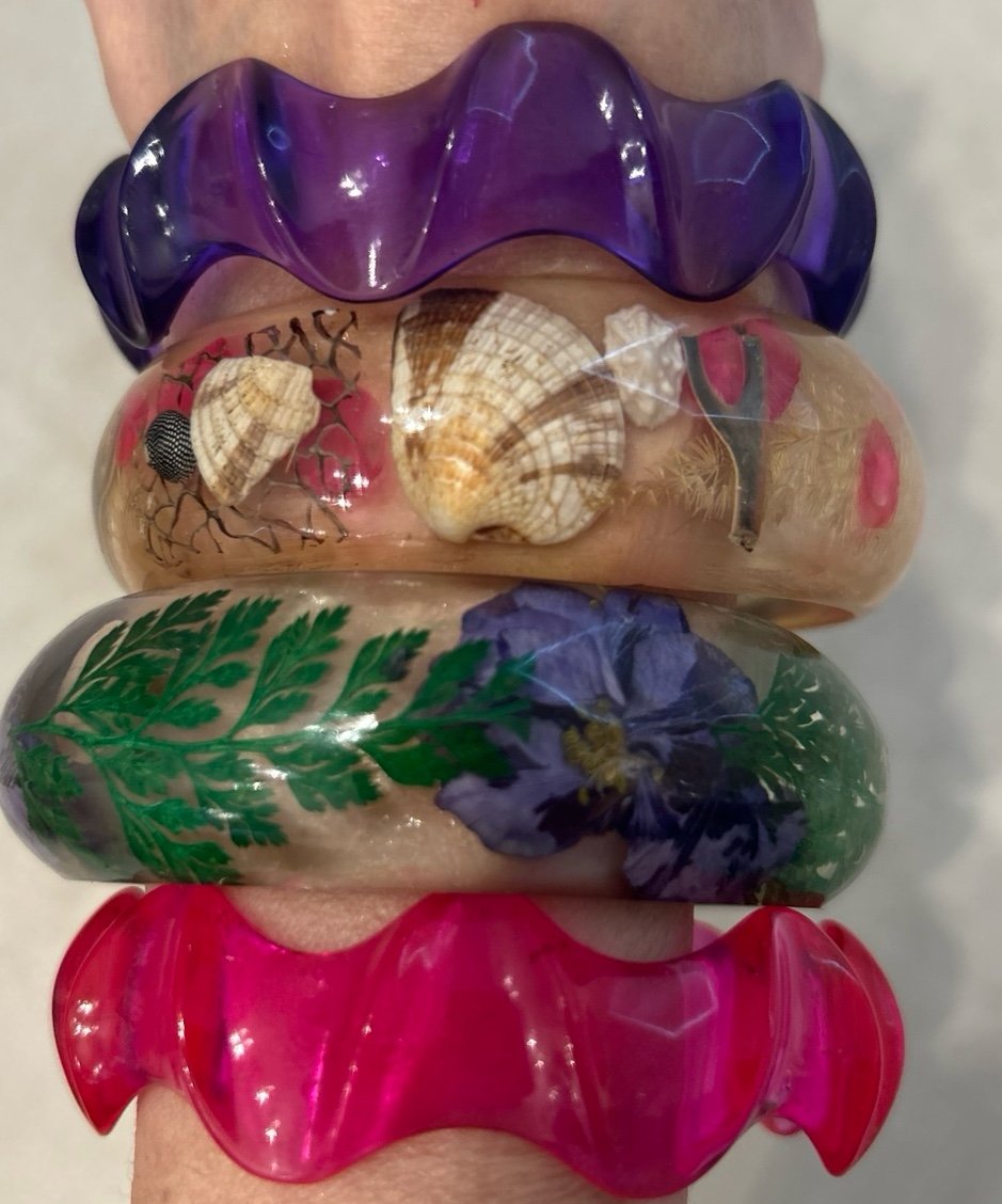 VINTAGE LUCITE ENCASED SEASHELLS & FLOWERS W/ TRANSLUCENT WAVES-GORGEOUS COLORS