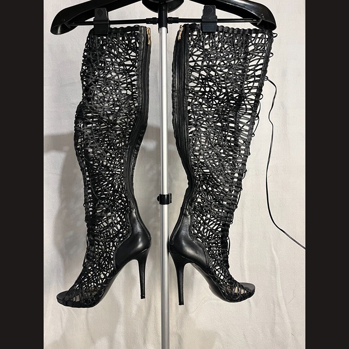 Women's Knee-high lacy boot with heel in black size 8.5