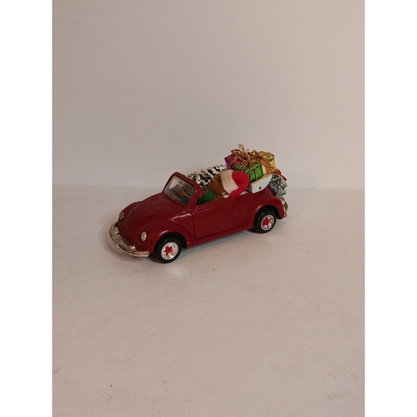 MO Toy Volkswagen Beetle Cabriolet Chistmas Teddy Tree Presents 1:36 Scale