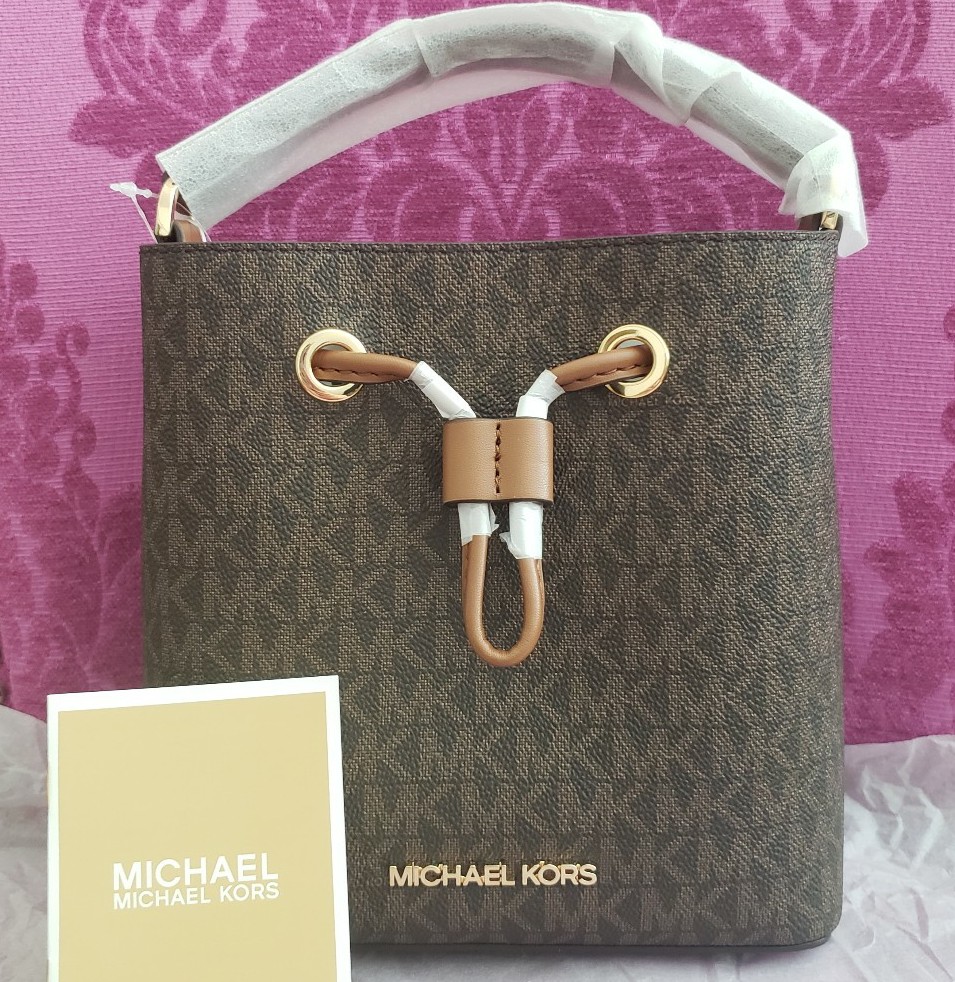 ♡NWT Michael Kors Suri Logo Bucket Crossbody♡