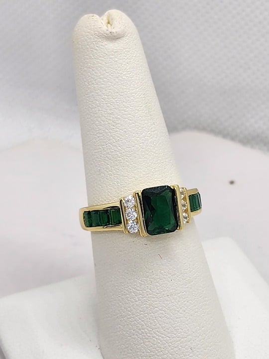 Brand New Sterling Silver 925 Green Gemstones Ring