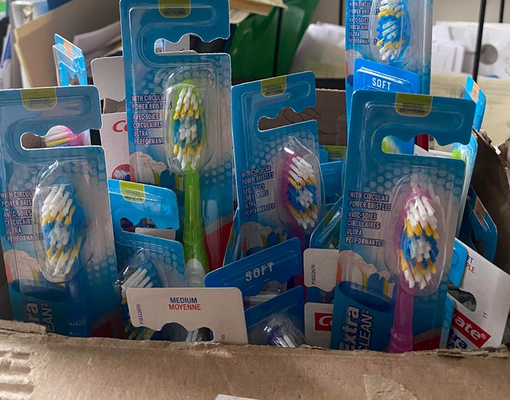 72 Colgate Extra Clean Toothbrushes
