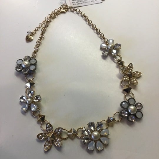 Betsey Johnson New 7 Flower White Necklace