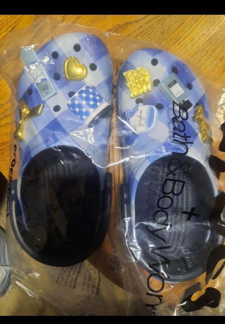 Bath and Body Works Gingham Crocs size 6 with charms