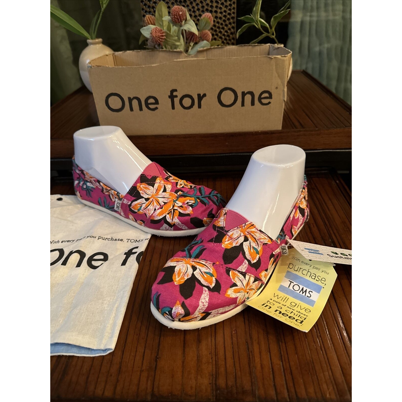 Toms Girl Classic Slip-On Shoes Floral Pink 5.5 Youth (Women 5/6) New In Box